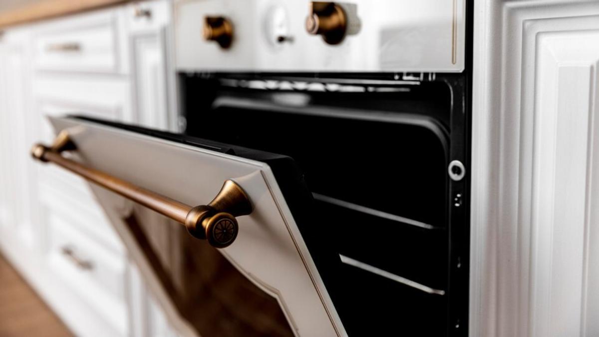 ¿Cómo cocinar con la puerta del horno abierta? Así queda mucho mejor