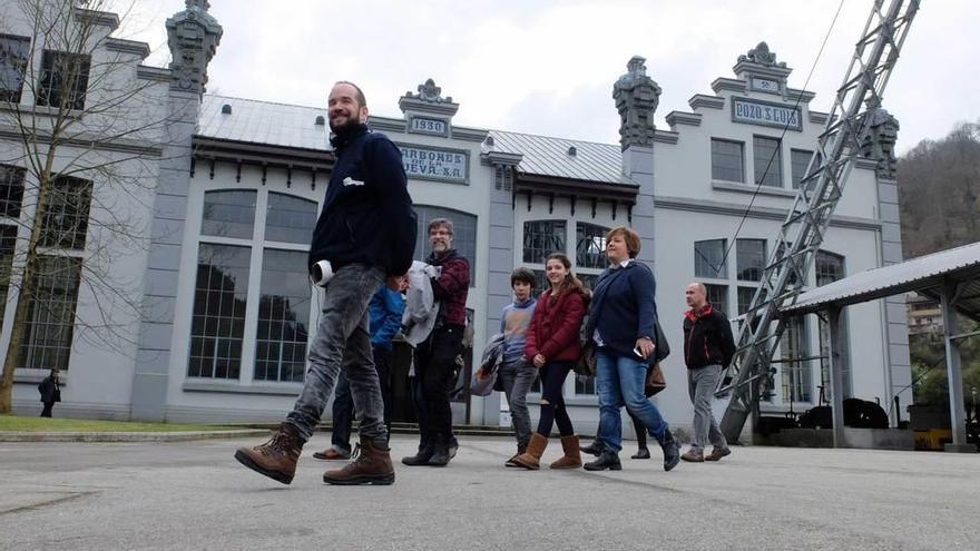 Una de las visitas de la pasada temporada en el ecomuseo minero de Samuño.