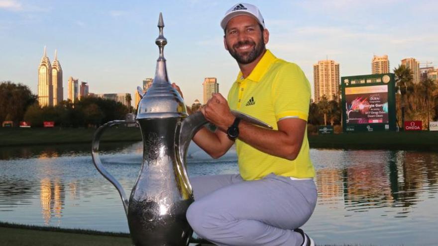 Sergio García posa con el trofeo que ha conseguido en Dubai.