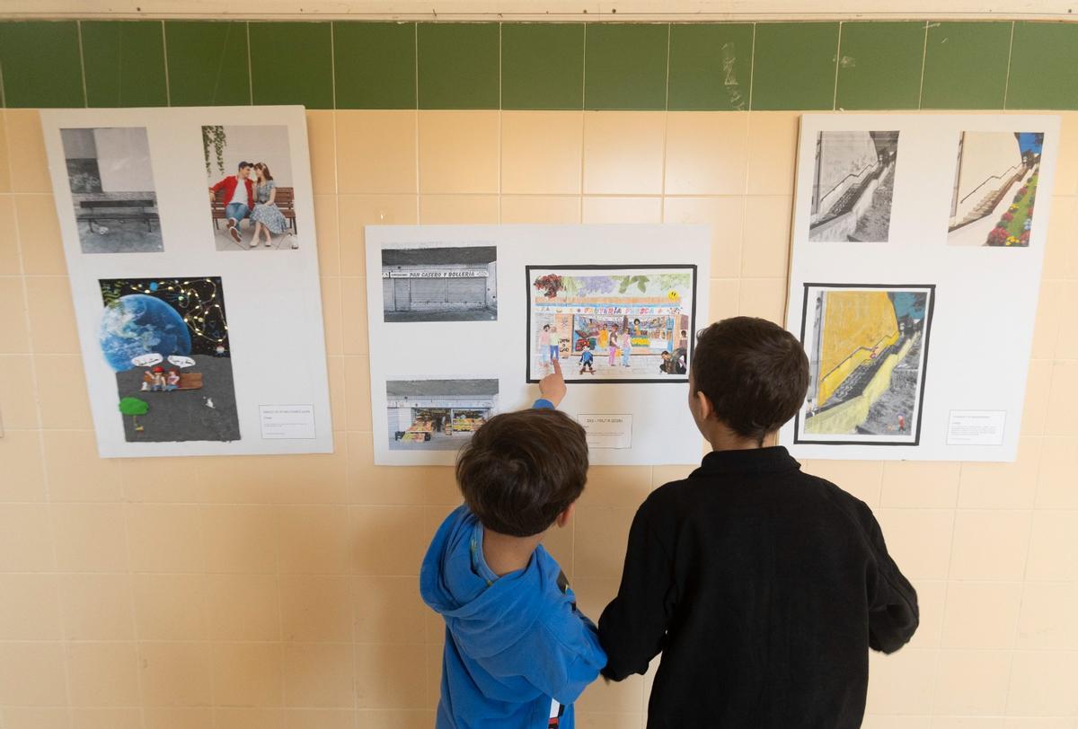 Los niños han dibujado comercios abiertos y vegetación entre las calles de su barrio
