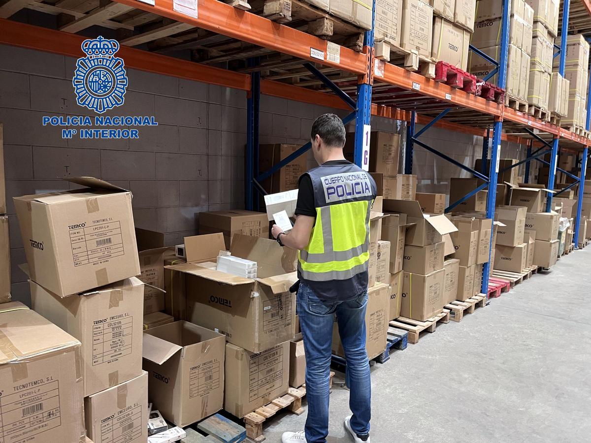 Un policía en la inspección de una de las naves.