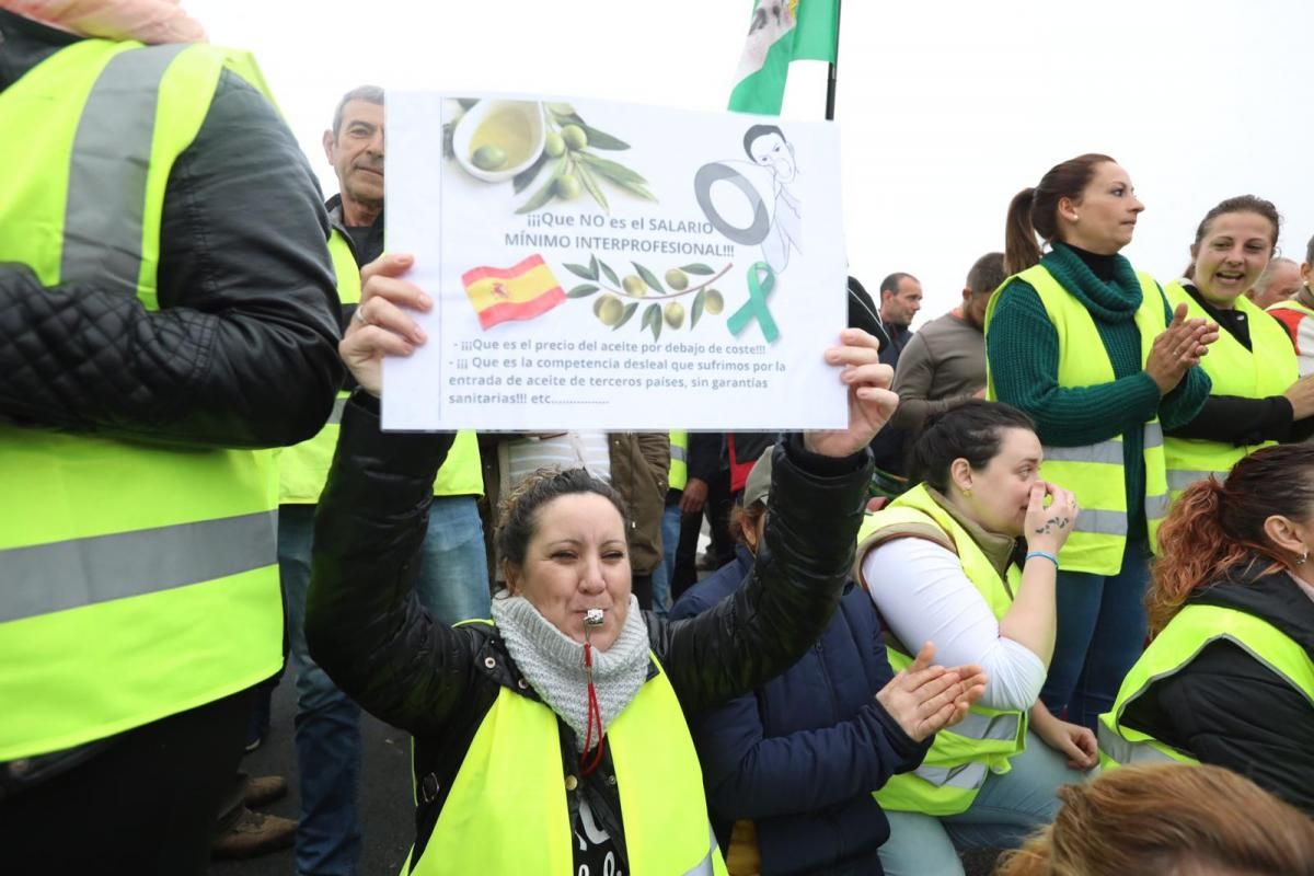 Agricultores cortan la autovía A-4 entre Montoro y Villa del Río