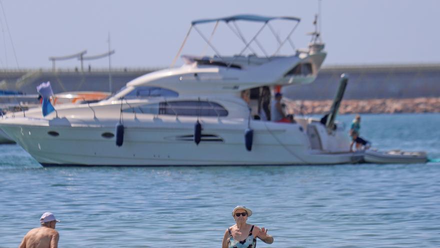 La Generalitat se desentiende de la seguridad en la playa del Acequión de Torrevieja