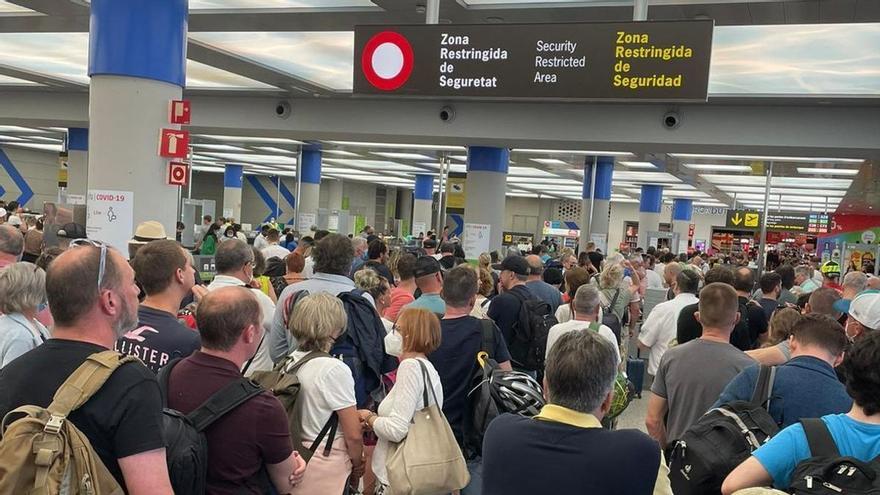 Así son las colas interminables para pasar el control de seguridad del Aeropuerto de Palma