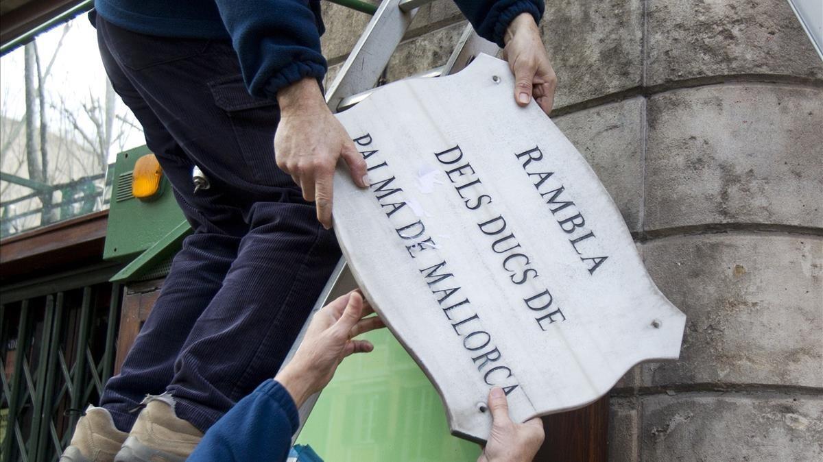 zentauroepp21465080 a city council worker removes a plaque with the name of the 180612140713