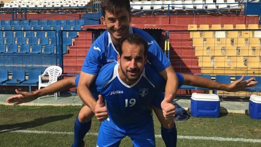 Fleky encima de Antonio, los dos jugadores con los que el Orihuela no podrá contar el domingo.