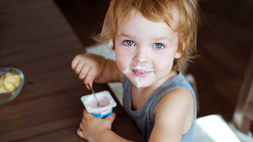 ¿Es bueno comerse el líquido del yogur?