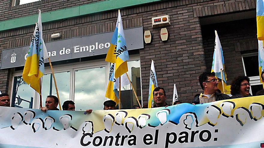 Protesta sindical contra el paro ante una Oficina de Empleo, en una imagen de archivo.