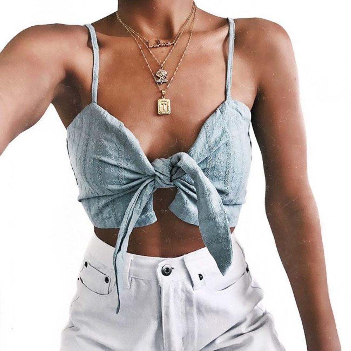 Tie-front crop, el top del verano de 2018: en lino azul