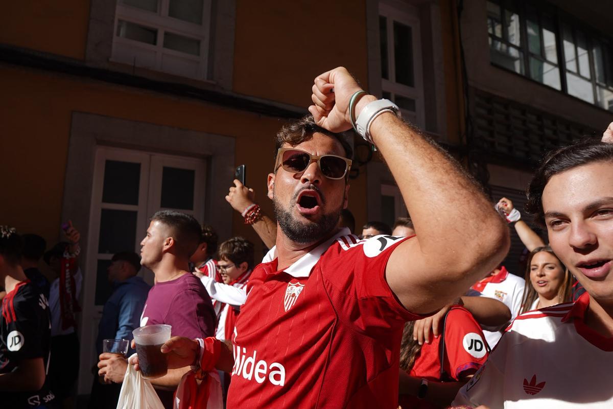 Aficionados del Sevilla por las calles de A Coruña antes del partido del Deportivo Aficionados del Sevilla por las calles de A Coruña antes del partido del Deportivo