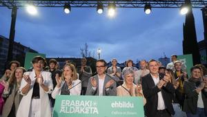 Pello Otxandiano junto a Arnaldo Otegi en el arranque de campaña en Vitoria.