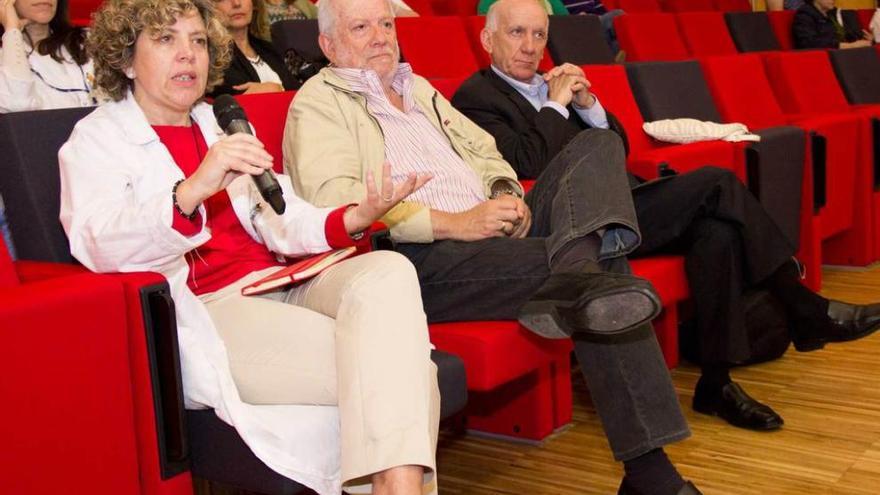 De izquierda a derecha, Carmen Díaz Corte, Francisco Ortega (exdirector del área de nefrología del HUCA) y Rogelio García Suárez, presidente de Alcer-Asturias, ayer, en el salón de actos del hospital ovetense.