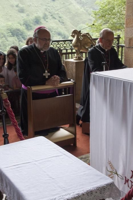 El Arzobispo de Oviedo, en Covadonga