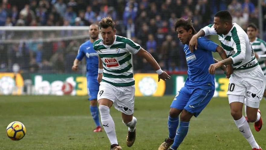 Sergi Enrich persigue el balón durante el partido de ayer.