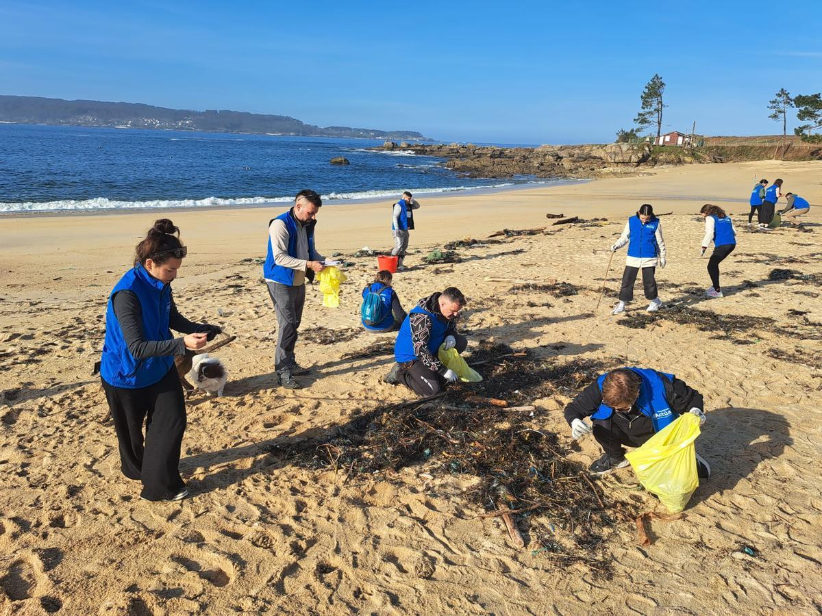 La limpieza de la playa de Area de Bon, en Bueu, en imágenes (II)
