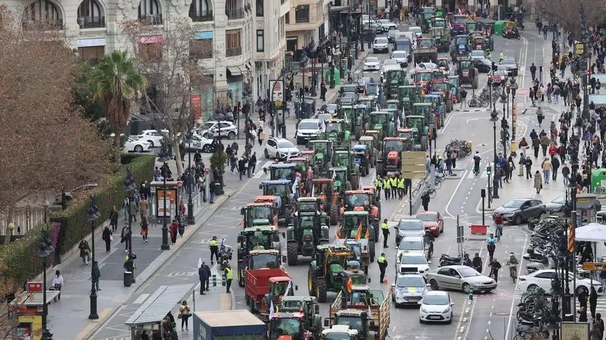 La gran tractorada que recorre el centro de València