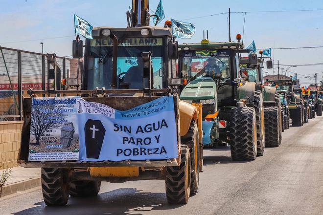 "Tractorada" en Orihuela contra el recorte del trasvase Tajo-Segura