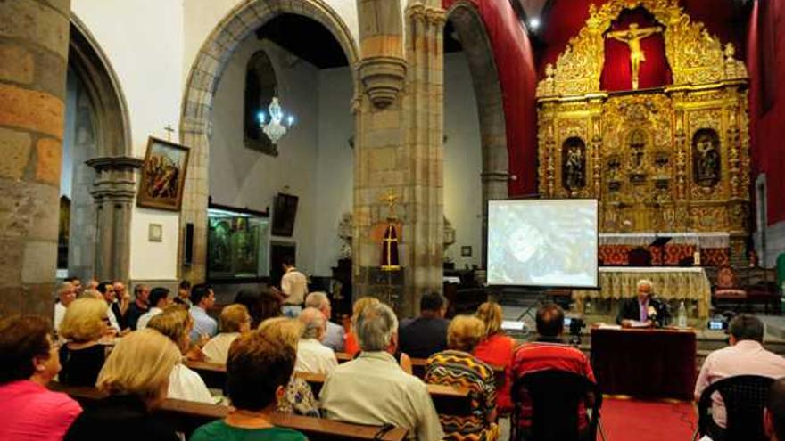 El catequista Javier Sosa, anoche durante la lectura del pregón de las fiestas en la iglesia de San Juan. | sabrina ceballos