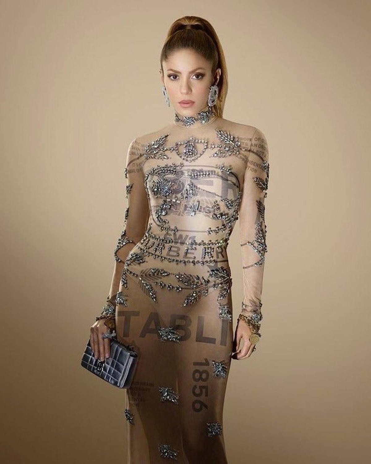 Shakira con un 'naked dress' o vestido transparente de Burberry