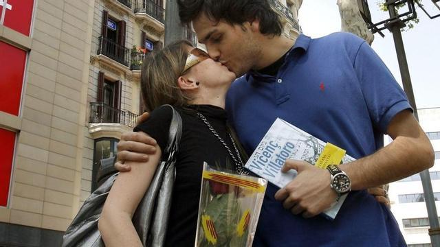 Ideale Georgstag-Kombi: „una rosa“ (Rose), „un libro“ (Buch) und „un beso“ (Kuss).