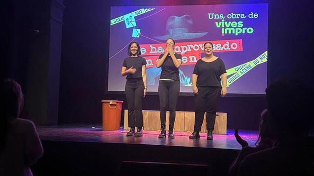 El público aplaude en pie a las tres intérpretes del espectáculo ‘Se ha improvisado un crimen’. | LP/DLP