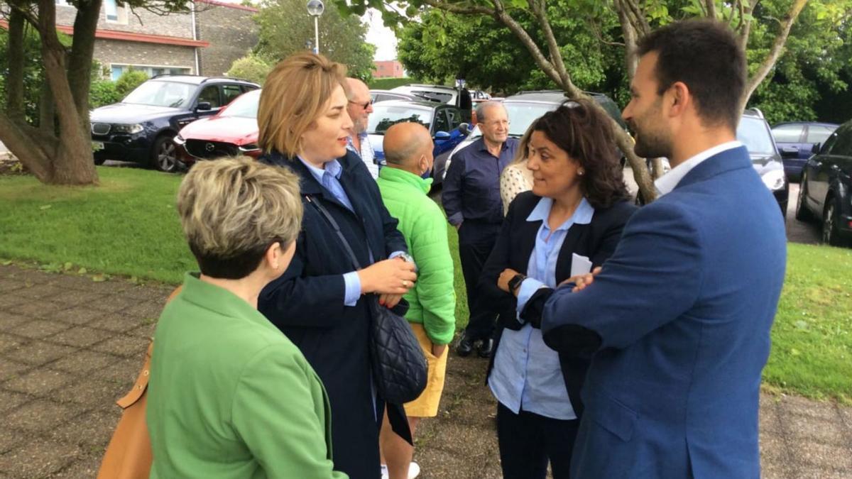 La diputada del PP Beatriz Polledo (segunda por la derecha), con las alcaldesas de Villayón y Coaña, Estefanía González y Rosana González, y el diputado Álvaro Queipo, ayer, en el exterior del Hospital Comarcal de Jarrio. | A. M. S.