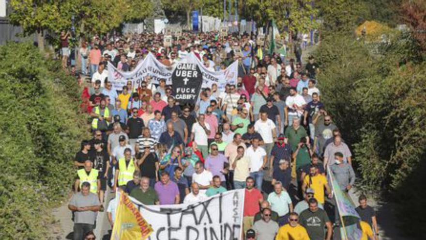 Una carga policial marca la protesta del taxi contra la norma para VTC