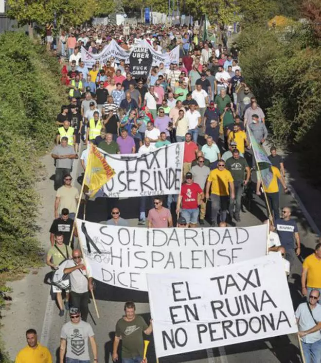 Una carga policial marca la protesta del taxi contra la norma para VTC