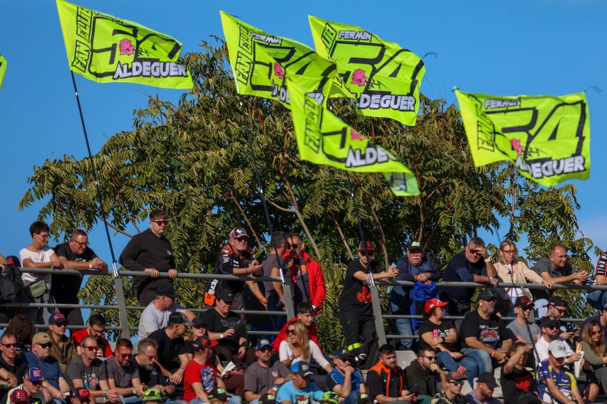 Aficionados ayer, viernes 14 de noviembre, en el Circuit Ricardo Tormo.