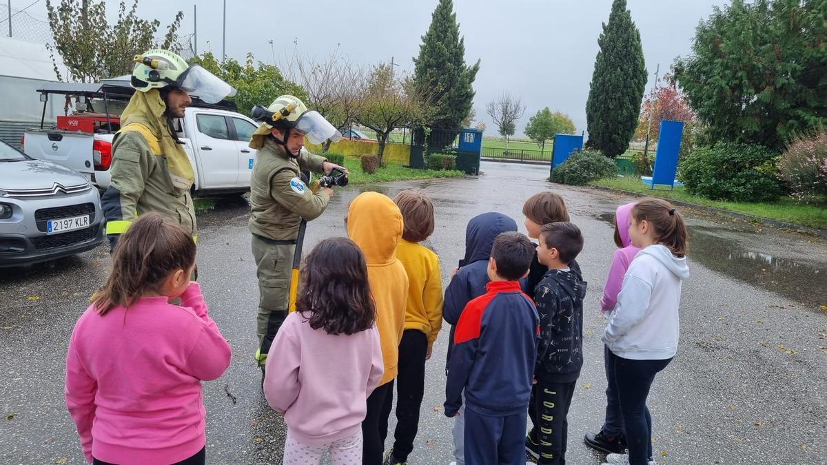 Los Bombeiros do Morrazo, en una reciente actividad formativa en el CEIP Seara.