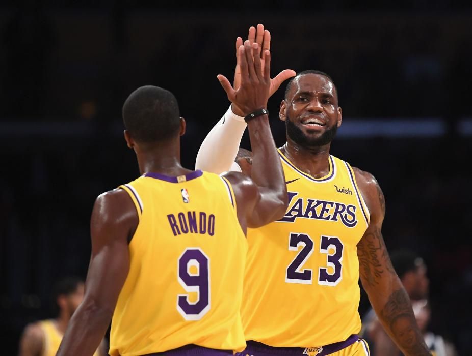 El alero LeBron James vivió su primera noche de superestrella en el Staples Center ante los seguidores de los Lakers de Los Ángeles.