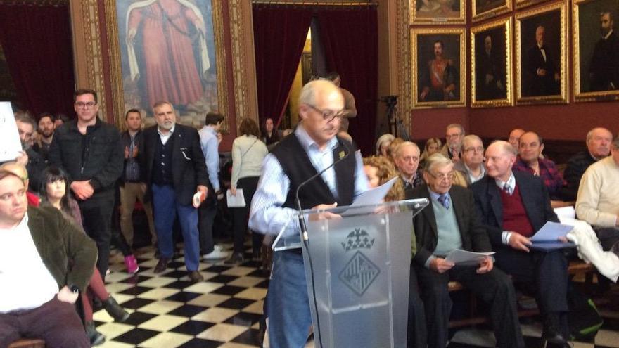 Joan Forteza abandona el pleno en señal de protesta después de su intervención.