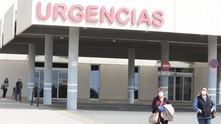 El área de Urgencias del Hospital del Vinalopó de Elche, ayer, con escasa actividad.