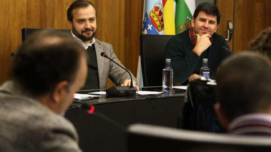 Cuiña y Casares escuchan una intervención de Crespo en el pleno. // Bernabé/Gutier