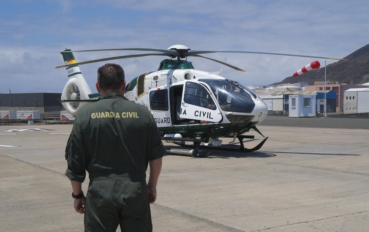 El guardia civil Torres da el visto bueno al comandante Mesa y al capitán López para que despeguen