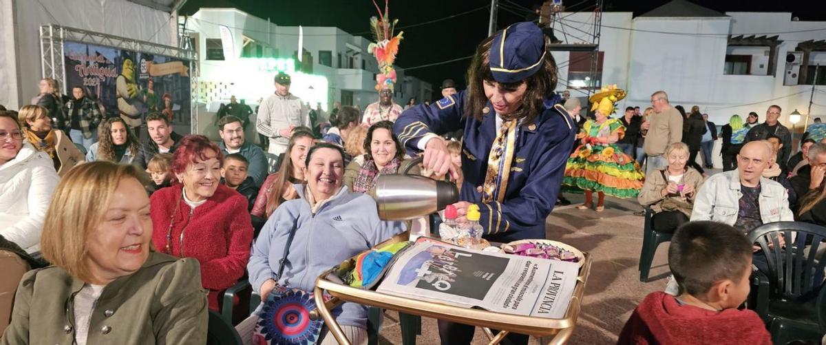 La carnavalera Auxi Matoso con un ejemplar del periódico LA PROVINCIA durante el arranque del Carnaval de Antigua. | | LP/DLP