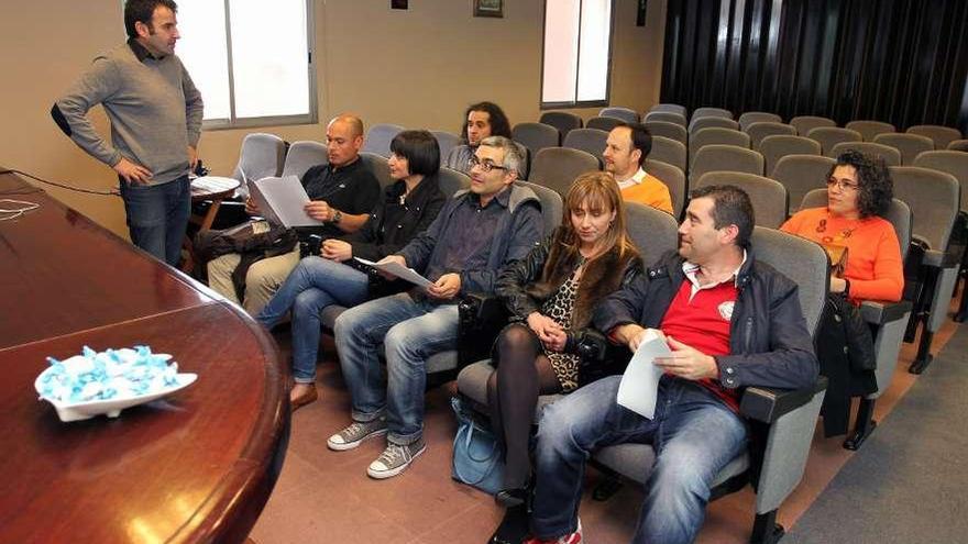 Luis Rivera con los comerciantes al inicio de la asamblea.  // Iñaki Osorio