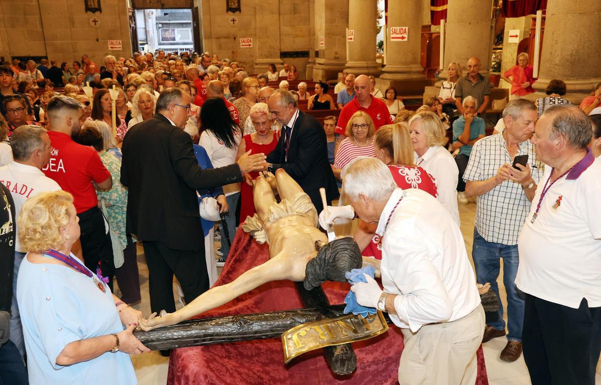 Emocionante descendimiento del Cristo de la Victoria en la Basílica Santa María de Vigo