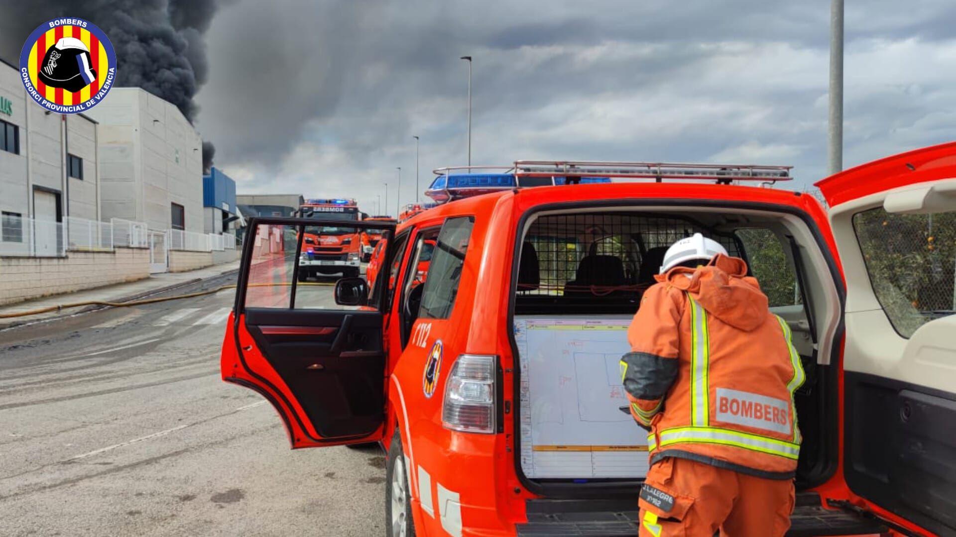 Incendio de una nave industrial en Loriguilla