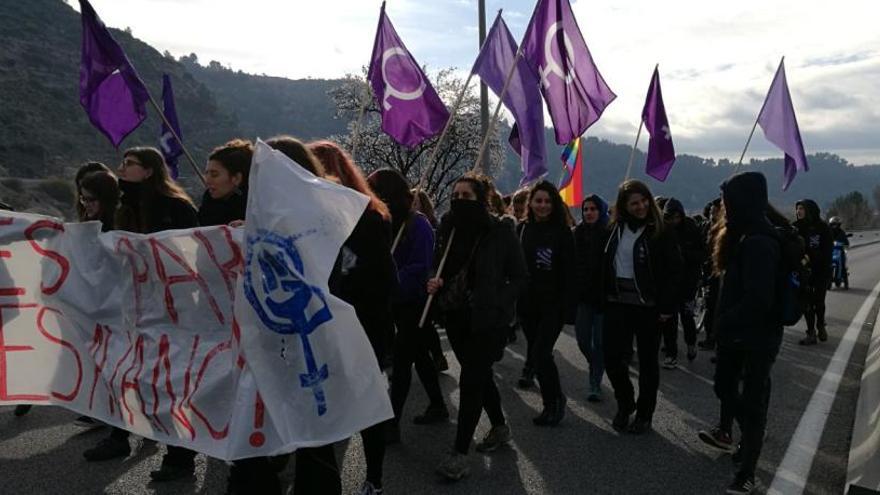 Manifestants a la C-55 a l&#039;alçada del barri dels Comtals de Manresa