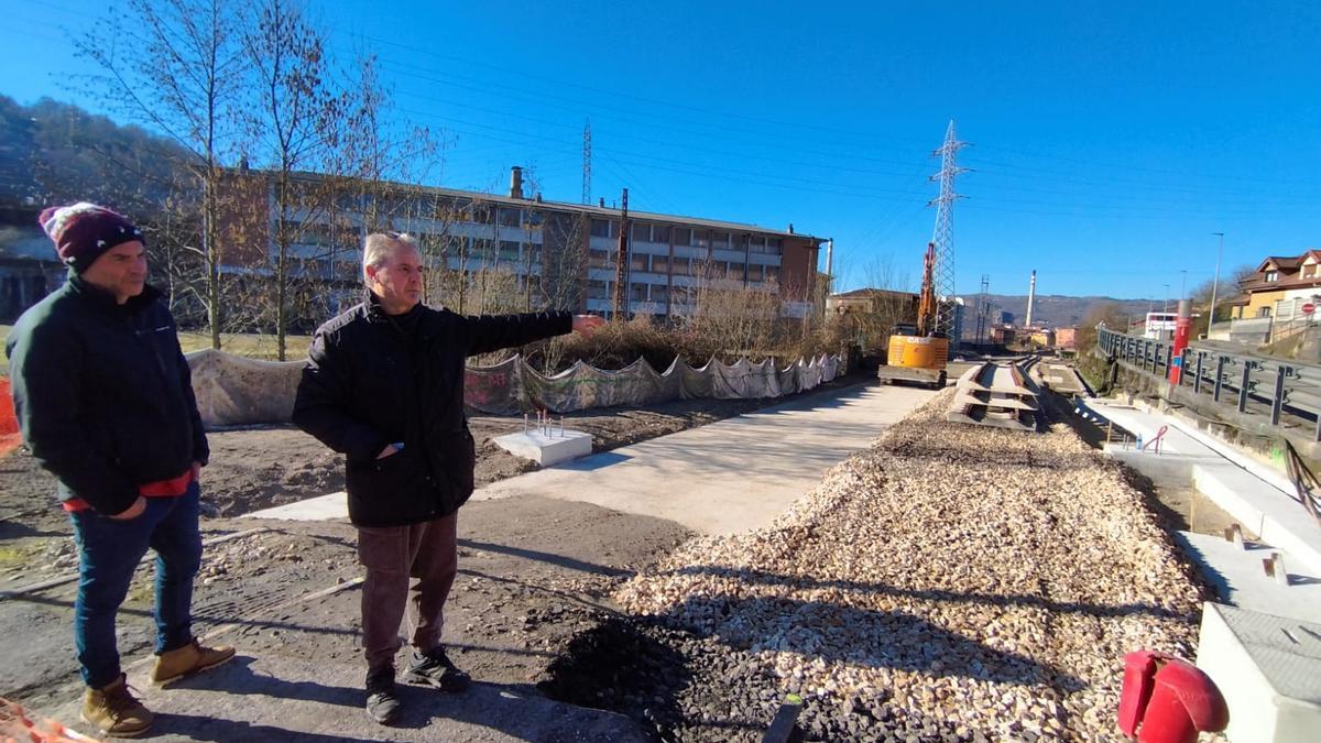 Xuacu de Hoyos y Pablo García, de la plataforma por el soterramiento, en las obras de las vías del tren en Tuilla