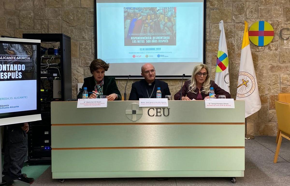 María San Gil y el obispo Munilla en la inauguración de la Jornada.