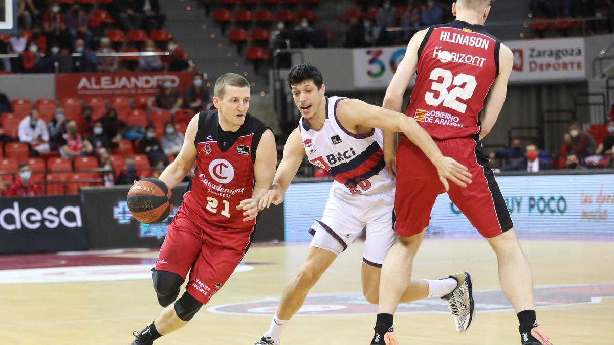 Hlinason hace un bloqueo a Waczynski, defendido por Fontecchio, en el partido de la primera vuelta.