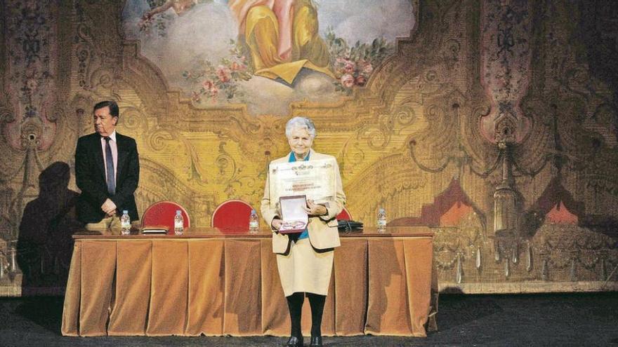 Amparo Pascual con el diploma y la medalla de Hijo Adoptivo a título póstumo de Ignacio Sardá.