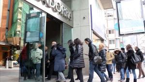 Colas ante la sede principal de la Banca Privada de Andorra (BPA) tras conocerse la investigación sobre el banco.