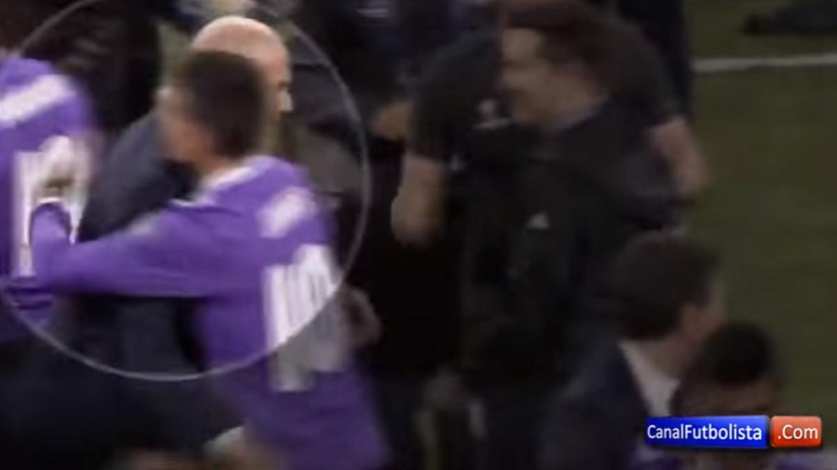 El momento del saludo entre Zinedine Zidane y James Rodríguez tras la final de la Champions 2016/17