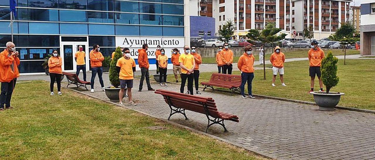 Los socorristas, ayer, concentrados frente a la Casa Consistorial de Luanco.