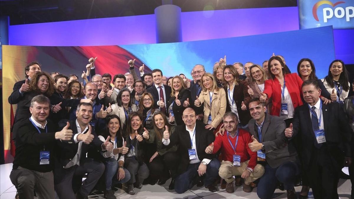 El líder del PP, Pablo Casado, junto a sus candidatos municipales en la convención del partido