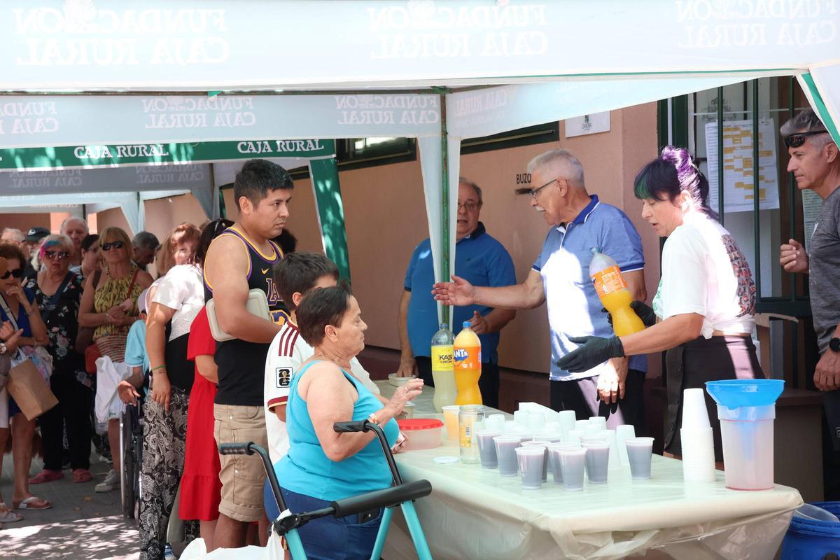 Los vecinos de Los Bloques degustan un arroz a la zamorana en las fiestas