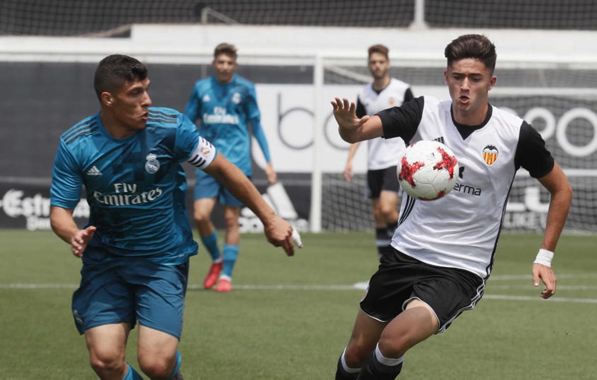 El Madrid elimina al Valencia en el 94... ¡con un gol con la mano!